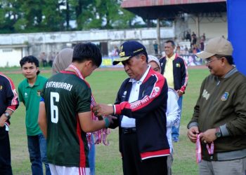 Wagub Sani serahkan medali kepada tim Batanghari usai raih emas Porprov XXIII. [Foto: Diskominfo/Sopbirin]