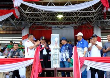 Penyerahkan piala juara umum dan diterima langsung oleh Wakil Walikota Jambi, Maulana, di Stadion Tri Lomba Juang, Minggu (16/7/2023). [Foto: Diskominfo/Sopbirin]