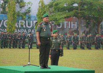 Danrem 042/Gapu Pimpin Upacara Bulanan di lapangan apel Makorem 042/Gapu Kel. Sungai Putri Kec. Danau Sipin Kota Jambi, Senin (17/07/2023). [Foto: Penrem042/Gapu]