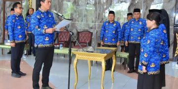 Bupati Batanghari, Muhammad Fadhil Arief melantik Jabatan Fungsional Tertentu di Lingkup Pemkab Batanghari di Ruang Kaca Rumah Dinas Bupati Batanghari, Senin (17/07/2023). [Foto: Bahara Jati]