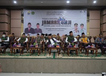 Wakil Gubernur (Wagub) Jambi, Abdullah Sani, sambut kepulangan Jemaah Haji asal Provinsi Jambi Kloter Pertama 372 Jemaah BTH 17 yang berasal dari Kabupaten Tanjung Jabung Barat setelah lebih dari 40 hari berada di tanah suci, Arab Saudi untuk menunaikan rukun Islam kelima, penyambutan dilakukan di Asrama Haji Jambi, Senin (17/7/2023). [Foto: Diskominfo/Novriansah]