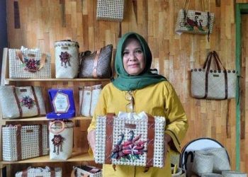 Usaha kerajinan tas anyaman pandan D'Moroy di Jambi, Selasa (18/07). [Foto: Sandra Agustin]