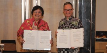 Penandatanganan Nota Kesepahaman dilakukan oleh Ketua Dewan Komisioner OJK Mahendra Siregar dan Menteri LHK Siti Nurbaya Bakar. Acara tersebut juga dihadiri Kepala Eksekutif Pasar Modal, Keuangan Derivatif, dan Bursa Karbon OJK Inarno Djajadi, Direktur Jenderal Pengendalian Perubahan Iklim KLHK Laksmi Dhewanthi, serta jajaran pejabat OJK dan KLHK di Jakarta, Selasa (18/07/2023). [Foto: Humas OJK]