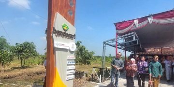 Bupati Sleman Dra. Hj. Kustini Sri Purnomo, Kepala Biro Administrasi Akademik Kemahasiswaan dan Kerjasama UIN Sunan Kalijaga Yogyakarta Dr.H.Mamat Rahmatullah,MM, Ketua Lembaga Penelitian dan Pengabdian Masyarakat UIN Sunan Kalijaga Yogyakarta Dr. Muhrisun,S.Ag.,BSW.,M.Ag.,MSW  bersama Ketua Yayasan AHM Ahmad Muhibbuddin meresmikan Program KKN Satu Hati Pengembangan Eduwisata Kebun Buah Desa Bendosari, Sleman pada Selasa, (18/7/2023). [Foto: AHM]