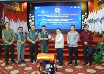 Kapolda Jambi Ikuti Rakor Penanggulangan Bencana Karhutla bersama Kepala BNPB RI di Auditorium rumah dinas Gubernur Jambi, Selasa malam (18/7/23). [Foto: Humas Polda Jambi]