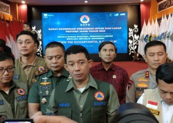 Kepala BNPB, Letjen TNI Suharyanto saat diwawancarai usai Rakor Penanggulangan Bencana Karhutla di Auditorium rumah dinas Gubernur Jambi, Selasa (18/7/23) [Foto: pariwarajambi/Riky Serampas]