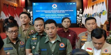 Kepala BNPB, Letjen TNI Suharyanto saat diwawancarai usai Rakor Penanggulangan Bencana Karhutla di Auditorium rumah dinas Gubernur Jambi, Selasa (18/7/23) [Foto: pariwarajambi/Riky Serampas]