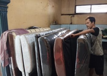 Sukandi saat mengecek sofa di tempat kerjanya di Paal Merah, Kota Jambi, Rabu (19/07/2023). [Foto: Aurduri.com/Gea Erlanda]