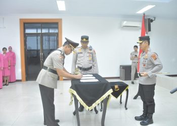 Irjen Pol. Rusdi saat Hartono pimpin upacara pelantikan jabatan Irwasda Polda Jambi, di Aula lantai 4 Mapolda Jambi, Kamis (20/07/2023). [Foto: Humas Polda Jambi]