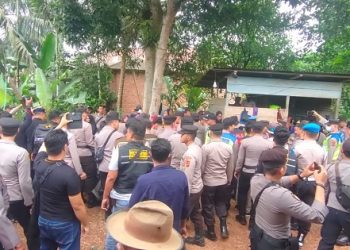 Polda Jambi Backup Polres Muaro Jambi Bubarkan Massa Pemblokiran Gerbang PT FPIL di Kumpeh Ulu, Kamis (20/07/2023). [Foto: Humas Polda Jambi]