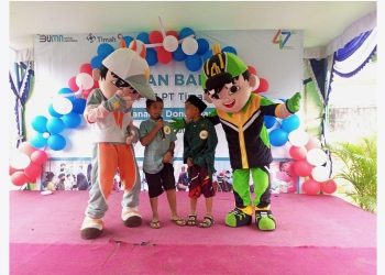 Kehadiran badut dengan karakter BoBoBoi menambah semarak kegiatan khitanan massal Bulan Bakti PT Timah Tbk yang digelar di Unit Metalurgi Muntok, Bangka Barat, Kamis (20/7/2023). [Foto: Humas PT Timah Tbk]