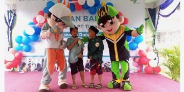 Kehadiran badut dengan karakter BoBoBoi menambah semarak kegiatan khitanan massal Bulan Bakti PT Timah Tbk yang digelar di Unit Metalurgi Muntok, Bangka Barat, Kamis (20/7/2023). [Foto: Humas PT Timah Tbk]