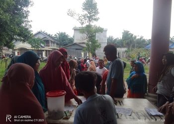Warga yang sedang mengantri untuk mendapatkan gas LPG 3 KG, Kamis (20/07/2023). [Foto: Misbah]