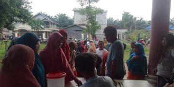 Warga yang sedang mengantri untuk mendapatkan gas LPG 3 KG, Kamis (20/07/2023). [Foto: Misbah]