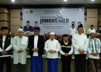 Gubernur Al Haris Sambut Kepulangan 369 Jemaah Haji Jambi Kloter 20 di Asrama Haji Kota Baru Jambi, Jumat (21/07/2023). [Foto: Diskominfo/Said]