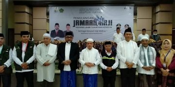 Gubernur Al Haris Sambut Kepulangan 369 Jemaah Haji Jambi Kloter 20 di Asrama Haji Kota Baru Jambi, Jumat (21/07/2023). [Foto: Diskominfo/Said]