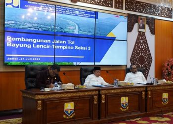 Pemprov Jambi gelar Rakor Pembebasan Lahan Fasilitas Umum Pembangunan Jalan Tol di Wilayah Provinsi Jambi. Rapat yang dipimpin langsung oleh Gubernur Al Haris ini diselenggarakan di VIP Room Rumah Dinas Gubernur Jambi, Jumat (21/07/2023). [Foto: Diskominfo/Novriansah]
