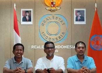 Ketua DPD REI Jambi, Ramon Fauzan (Tengah) bersama pengurus usai diwawancarai di kantor DPD REI Jambi, Jln SK. RD. Syahbuddin Ruko Villa Bukit Mayang Blok No. A5 Jambi pada Jumat, (21/7/2023). [Foto: Aurduri.com/Ega]