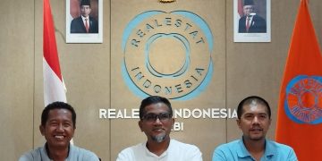 Ketua DPD REI Jambi, Ramon Fauzan (Tengah) bersama pengurus usai diwawancarai di kantor DPD REI Jambi, Jln SK. RD. Syahbuddin Ruko Villa Bukit Mayang Blok No. A5 Jambi pada Jumat, (21/7/2023). [Foto: Aurduri.com/Ega]
