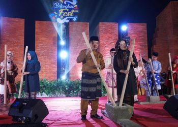 Gubernur Jambi, Al Haris, membuka secara langsung rangkaian Festival Batanghari Ke-23 Tahun 2023 dengan tema 'Semakin Dilestarikan, Semakin Mensejahterakan' di Ruang Terbuka Hijau (RTH) Putri Pinang Masak, Jumat (21/07/2023). [Foto: Diskominfo/Novriansah]