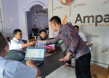 Pemeriksaan keaslian berkas media Ampar.id oleh tim verifikasi Dewan Pers di kantor Ampar.id di Jalan Nusa Indah II, Kota Jambi, Jumat (21/07/2023). [Foto: Ampar.id/Alan]