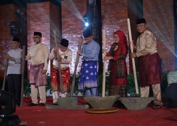 Danrem 042/Gapu saat Hadiri Pembukaan Festival Batanghari Karisma Event Nusantara di Ruang Terbuka Hijau Taman Putri Pinang Masak, Kota Jambi, Jumat (21/07/2023). [Foto: Penrem 042/Gapu]