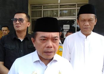Gubernur saat menyambut kepulangan jemaah haji Provinsi Jambi yang berasal dari Kabupaten Merangin dan Kabupaten Kerinci Kloter BTH 21, bertempat di Asrama Haji Kota Baru Jambi, Sabtu (22/07/2023). [Foto: Diskominfo/Said Usman]