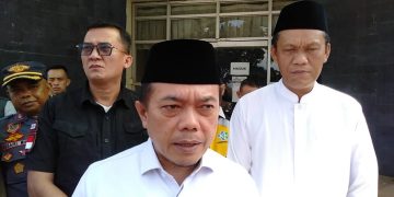 Gubernur saat menyambut kepulangan jemaah haji Provinsi Jambi yang berasal dari Kabupaten Merangin dan Kabupaten Kerinci Kloter BTH 21, bertempat di Asrama Haji Kota Baru Jambi, Sabtu (22/07/2023). [Foto: Diskominfo/Said Usman]