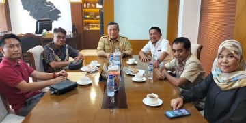 Plt Ketua DPD PJS Riau, Yanto Budiman bersama Panitia Musda serta Ketum dan Pengurus DPP PJS diterima Sekda Provinsi Riau, Senin (24/07/2023). [Foto: DPP PJS Riau]