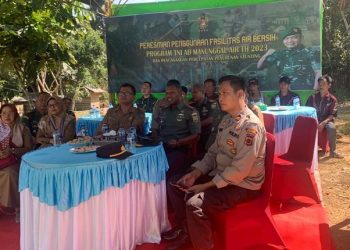 Dandim saat mengikuti vicon oleh Kasad kepada jajaran Komandan satuan TNI AD di lokasi bangunan sumber air bersih hasil pengerjaan Kodim 0420/Sarko Dusun Simpang, Sarolangun, Selasa (25/07/2023). [Foto: mcdim0420sarko]
