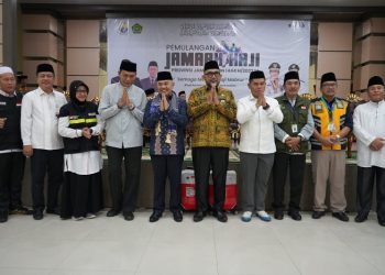 Sekda Sudirman Saat menerima kedatangan jemaah haji dari Kabupaten Kerinci, Tebo, dan Merangin kloter BTH 24 di Asrama Haji Kota Baru Jambi pada Selasa (25/07/2023). [Foto: Diskominfo/Novriansyah]