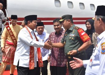 Danrem 042/Gapu Bersama Forkopimda Sambut Kedatangan Menhan RI Ke Jambi di Bandara Sultan Thaha, Kota Jambi, Rabu, (26/7/2023). [Foto: Penrem 042/Gapu]