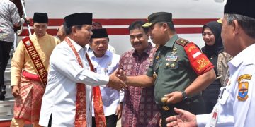 Danrem 042/Gapu Bersama Forkopimda Sambut Kedatangan Menhan RI Ke Jambi di Bandara Sultan Thaha, Kota Jambi, Rabu, (26/7/2023). [Foto: Penrem 042/Gapu]