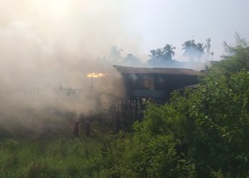 Kebakaran di belakang Pasar Angso Duo, tepatnya di Pulau Pandan, Kota Jambi, Kamis (27/7/2023). [Dok. Grup JMK]