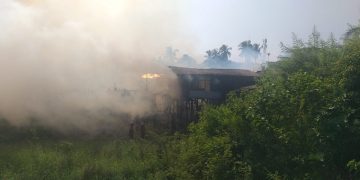 Kebakaran di belakang Pasar Angso Duo, tepatnya di Pulau Pandan, Kota Jambi, Kamis (27/7/2023). [Dok. Grup JMK]