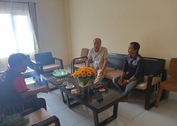 Ketua LP KPK, Syapri dan Kabid P3LHK Tanjabtim, Risfa Susanti saat menkonfirmasi bersama GM PT SGAM, Aun, terkait dugaan pencemaran limbah perusahaan di Ruang GM PT SGAM pada Kamis, (27/7/2023). [Foto: realitajambi/Misbah]
