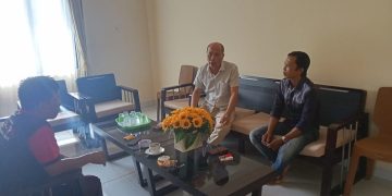 Ketua LP KPK, Syapri dan Kabid P3LHK Tanjabtim, Risfa Susanti saat menkonfirmasi bersama GM PT SGAM, Aun, terkait dugaan pencemaran limbah perusahaan di Ruang GM PT SGAM pada Kamis, (27/7/2023). [Foto: realitajambi/Misbah]