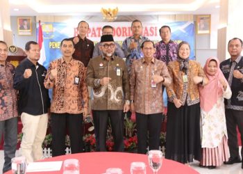 Sekretaris Daerah (Sekda) Provinsi Jambi, Sudirman, saat membuka Rapat Koordinasi (Rakor) Penetapan Tarif Batas Atas dan Tarif Batas Bawah Air Minum Kabupaten/Kota se-Provinsi Jambi Tahun 2023, bertempat di Ballroom Hotel Ceria Jambi, Kamis (27/07/2023). [Foto: Diskominfo Provinsi Jambi/Agus]