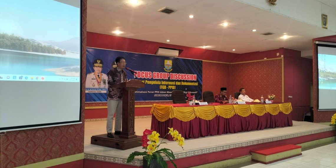 Kabid Diskominfo Provinsi jambi saat sampaikan sambutan pada FGD Pejabat Pengelola Informasi dan Dokumentasi di Aula Hotel Mahkota Sutis, Kota Sungai Penuh, Kamis (27/07/2023). [Foto: BITNews.id]