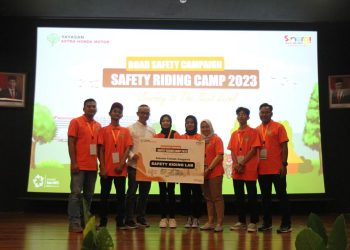Ketua Yayasan AHM Ahmad Muhibbuddin memberikan penghargaan kepada SMK Muhammadiyah 1 Kepanjen Malang sebagai Safety Riding Lab dengan pengelolaan terbaik 2023 (27/7). [Foto: AHM]