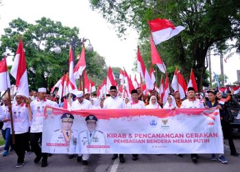 Gerakan Pembagian Bendera Merah Putih dalam rangka Peringatan Hari Kemerdekaan ke-78 Republik Indonesia. Pelepasan ini dilaksanakan di Halaman Depan Bank 9 Jambi dan Finish di Lapangan Depan Kantor Gubernur Jambi, Jumat (28/07/2023). [Diskominfo Provinsi Jambi/Reno]