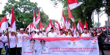 Gerakan Pembagian Bendera Merah Putih dalam rangka Peringatan Hari Kemerdekaan ke-78 Republik Indonesia. Pelepasan ini dilaksanakan di Halaman Depan Bank 9 Jambi dan Finish di Lapangan Depan Kantor Gubernur Jambi, Jumat (28/07/2023). [Diskominfo Provinsi Jambi/Reno]