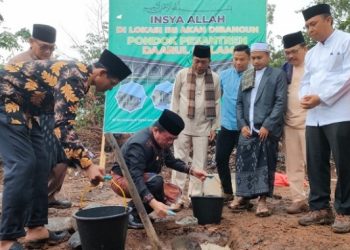 Peletakan Batu Pertama Pembangunan Ponpes Daarul Qolam di Dusun IV Desa Salam Buku, Kabupaten Merangin, Sabtu (29/07/2023). [Foto: pariwarajambi/Riki Serampas]