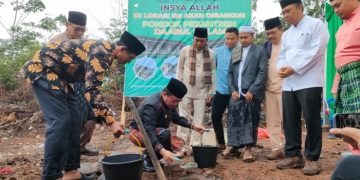 Peletakan Batu Pertama Pembangunan Ponpes Daarul Qolam di Dusun IV Desa Salam Buku, Kabupaten Merangin, Sabtu (29/07/2023). [Foto: pariwarajambi/Riki Serampas]
