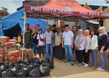 Penyerahan bantuan korban kebakaran oleh pengelola Pasar angso duo di Kampung Legok, Kota Jambi, Sabtu (29/7/2023). [Foto: jernih.id/Fei]