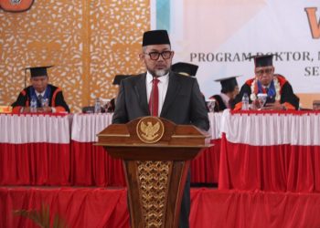 Sekda pada Rapat Terbuka Senat Universitas Jambi dalam Rangka Wisuda Ke-104 Program Doktor, Magister, Profesi, Sarjana dan Program Diploma Universitas Jambi Semester Genap Tahun Akademik 2022/2023, bertempat di Balairung Universitas Jambi Mendalo Muaro Jambi, Sabtu (29/07/2023). ([Diskominfo Provinsi Jambi/Agus Supriyanto]