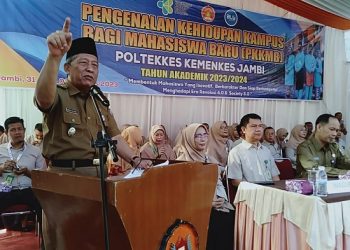 Abdullah Sani saat membuka PKKMB Politeknik Kesehatan Kemenkes Jambi Tahun Akademik 2023/2024, di Lapangan Upacara Politeknik Kemenkes Jambi, Senin (31/7/2023). [Foto: Diskominfo/Novriansah]