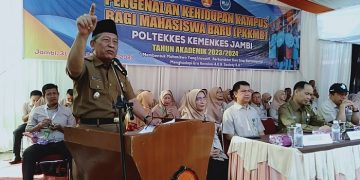 Abdullah Sani saat membuka PKKMB Politeknik Kesehatan Kemenkes Jambi Tahun Akademik 2023/2024, di Lapangan Upacara Politeknik Kemenkes Jambi, Senin (31/7/2023). [Foto: Diskominfo/Novriansah]