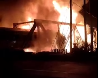 Tabrakan antara Kereta Api Brantas tujuan Jakarta-Blitar yang menabrak trus di perlintasan kereta di Jalan Madukoro, Semarang Barat, Selasa (18/7/2023). [Foto: instagram @jakartajourney.media]