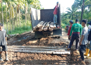 Perbaikan jalan yang rusak parah oleh warga Desa Koto Kandis dan Sungai Raya, Sabtu (24/6/2023). [Foto: Firdaus]